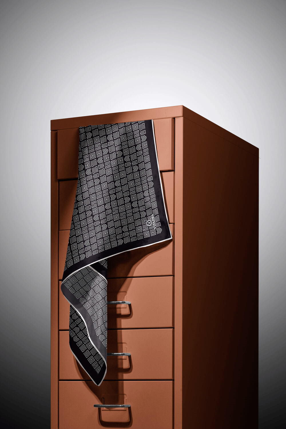 %57 İPEK % 43 VİSKON Twill İpek Etnik Motif Desenli Siyah - Krem Renkli 90x90 Dikim Şekli : El Dikişi Eşarp