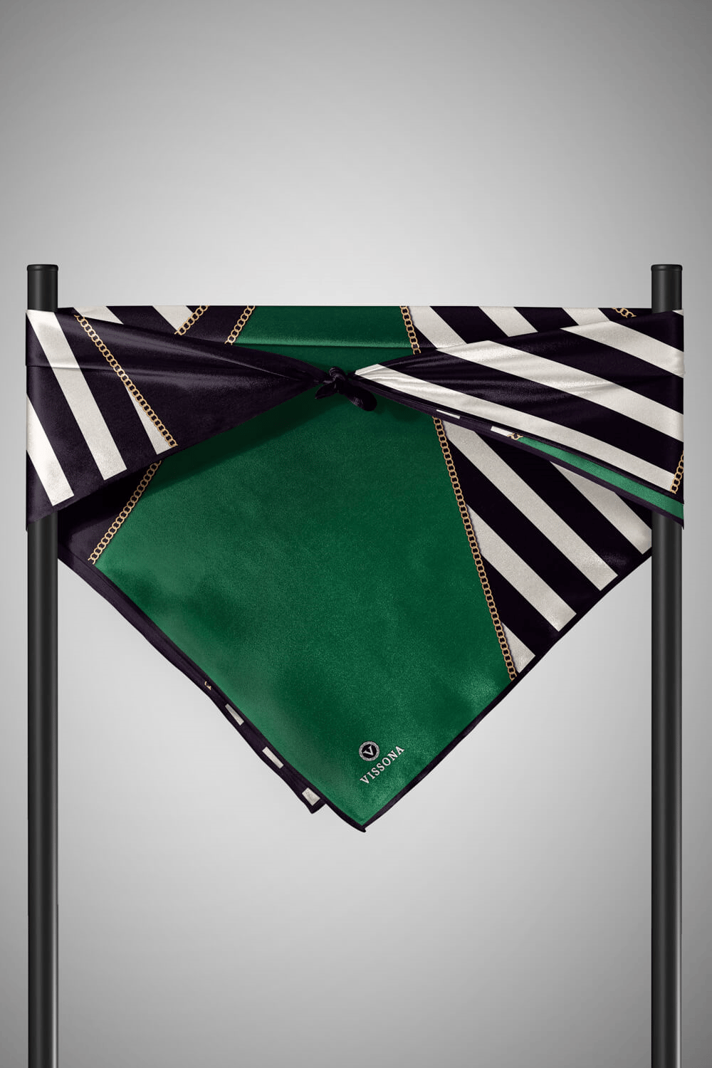 %100 Twill İpek Zincirli Çizgi Desenli Zümrüt Yeşili - Siyah Renkli 90x90 Eşarp Dikim Şekli : El Dikişi