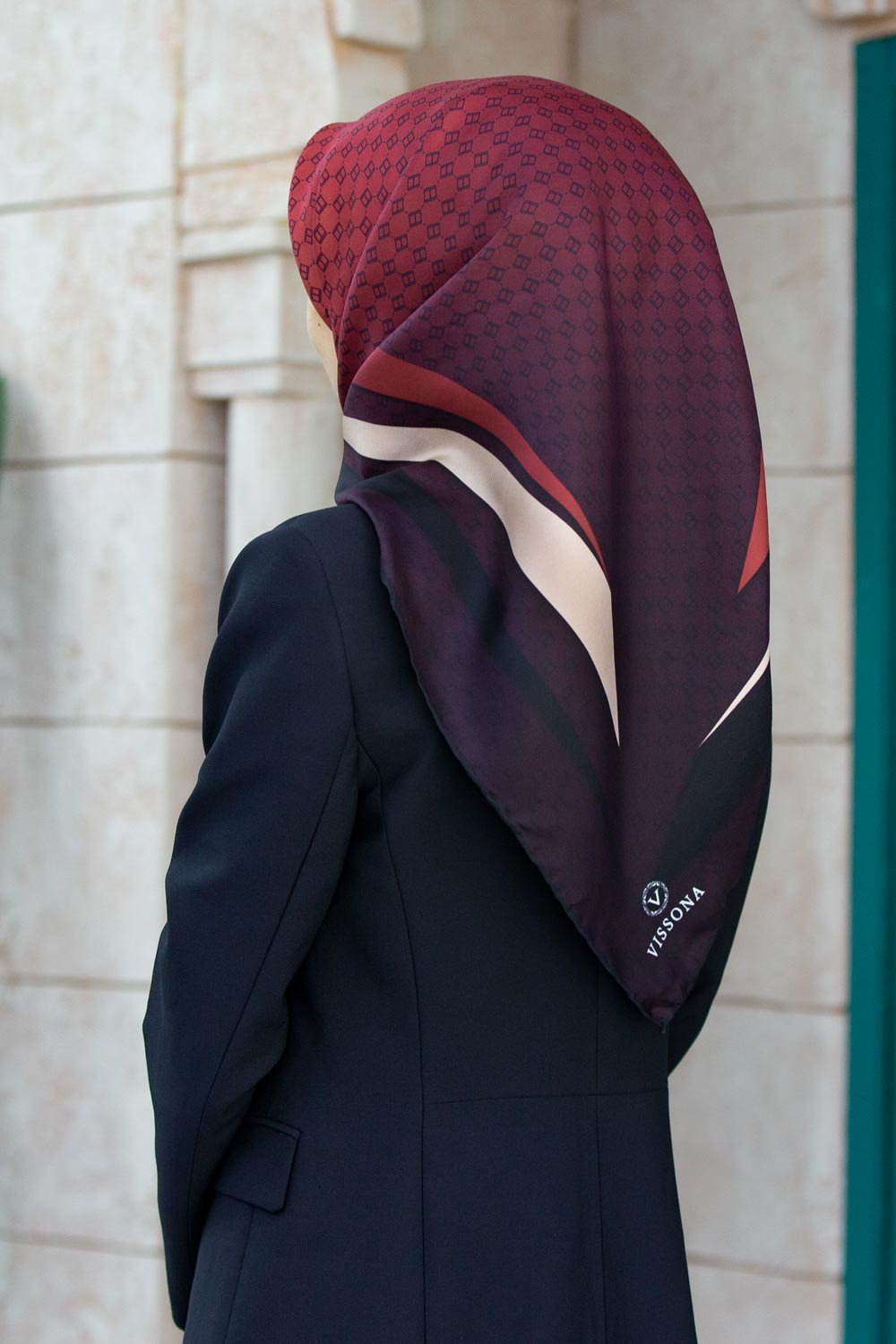 % 57 İPEK % 43 VİSKON Twill İpek Degrade Desenli Siyah - Kırmızı Renkli 90x90 Eşarp Dikim Şekli : El Dikişi