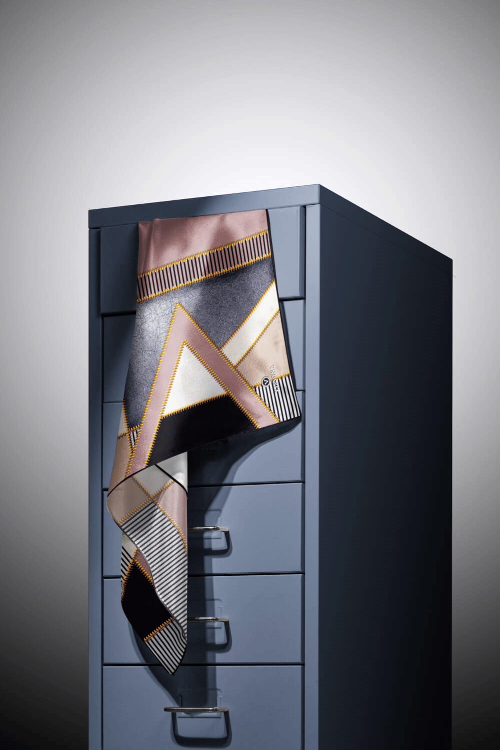 % 57 İPEK % 43 VİSKON Twill İpek Geometrik Desenli Sütlü Kahve - Krem Renkli 90x90 Eşarp Dikim Şekli : El Dikişi