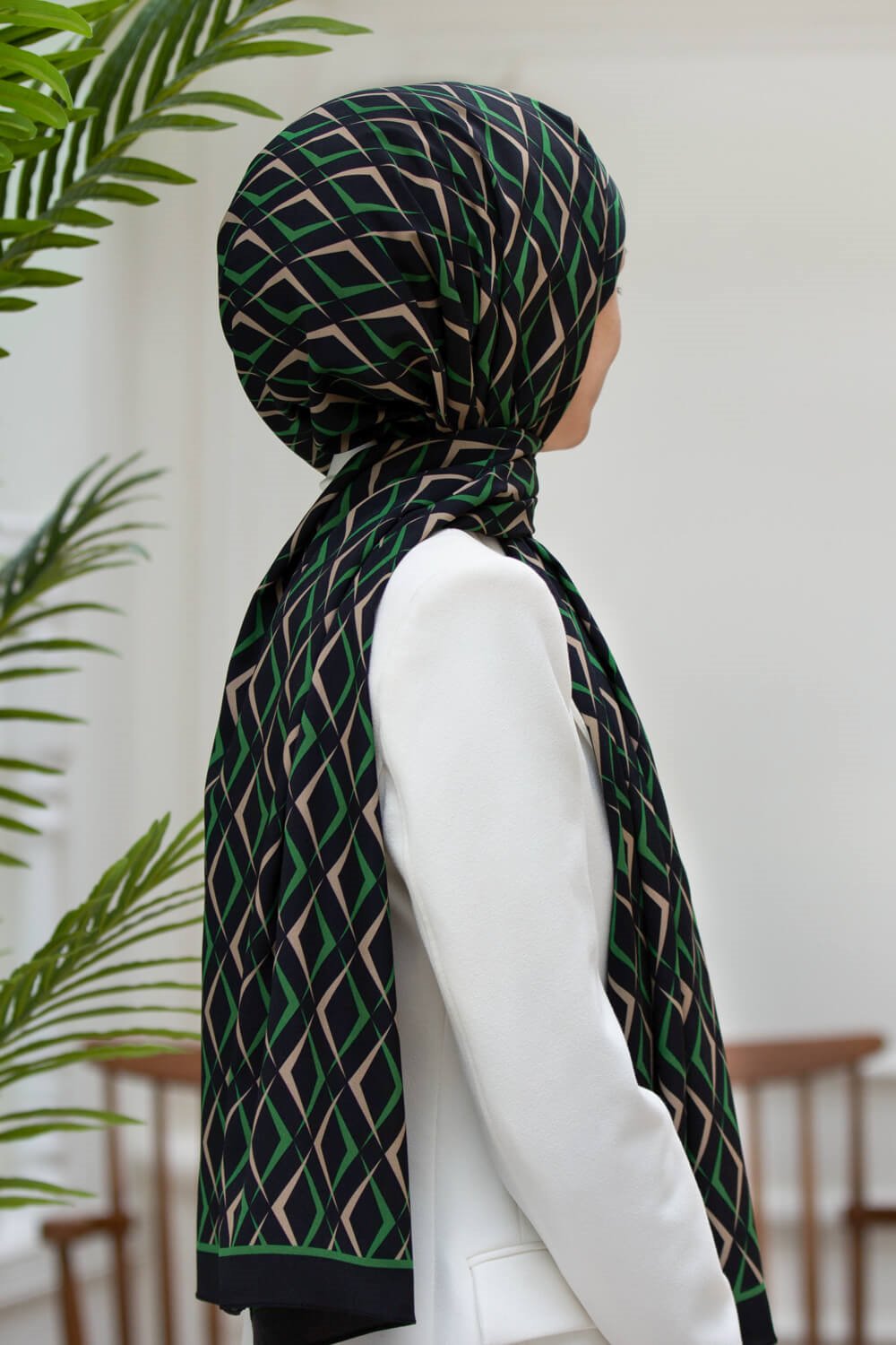 LÜKS MEDİNE İPEĞİ GEOMETRİK DESENLİ SİYAH - ZÜMRÜT YEŞİLİ RENKLİ 75X195 KIRIŞMAZ ŞAL MOSS KREP DİKİŞ TİPİ İTALYAN DİKİŞLİ