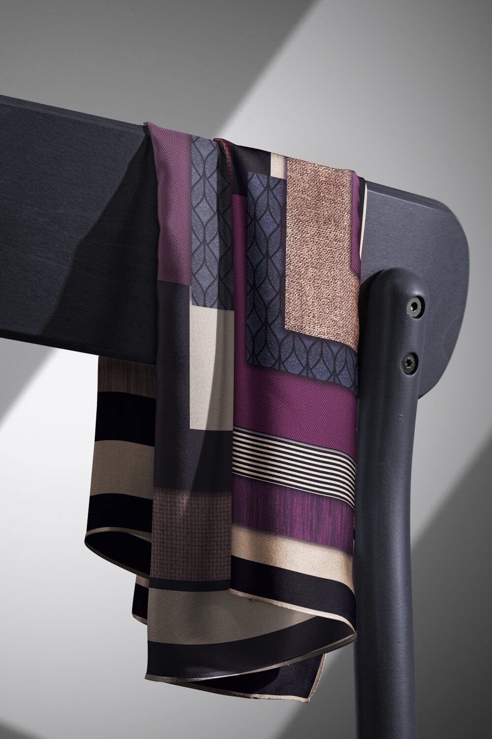 %100 Twill İpek Geometrik Desenli Mürdüm - Siyah Renkli 90x90 Eşarp Dikim Şekli : El Dikişi