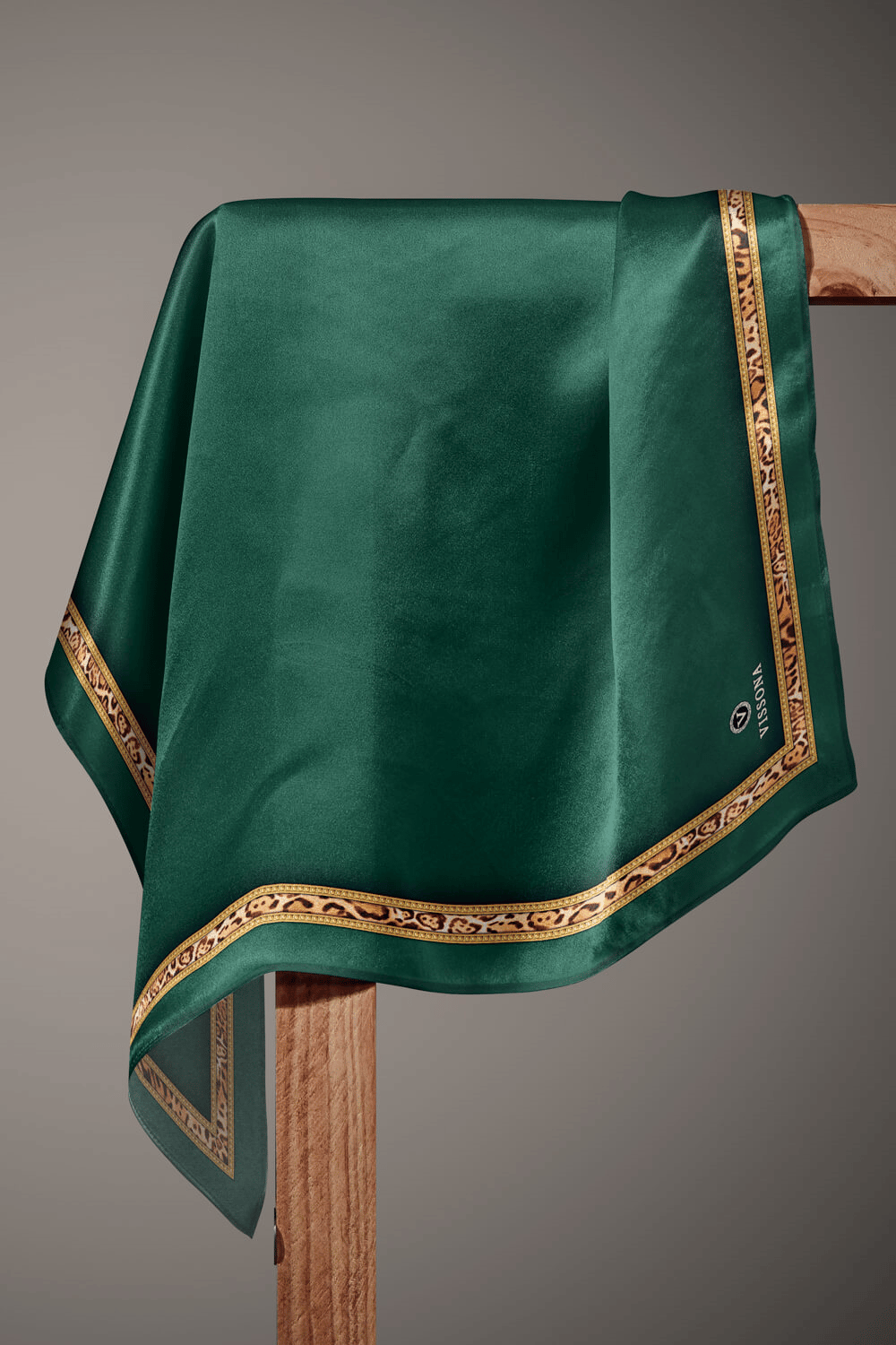 %100 Twill İpek Bordürü Leoparlı Düz Desenli Zümrüt Yeşili - Gold Renkli 90x90 Eşarp Dikim Şekli : El Dikişi