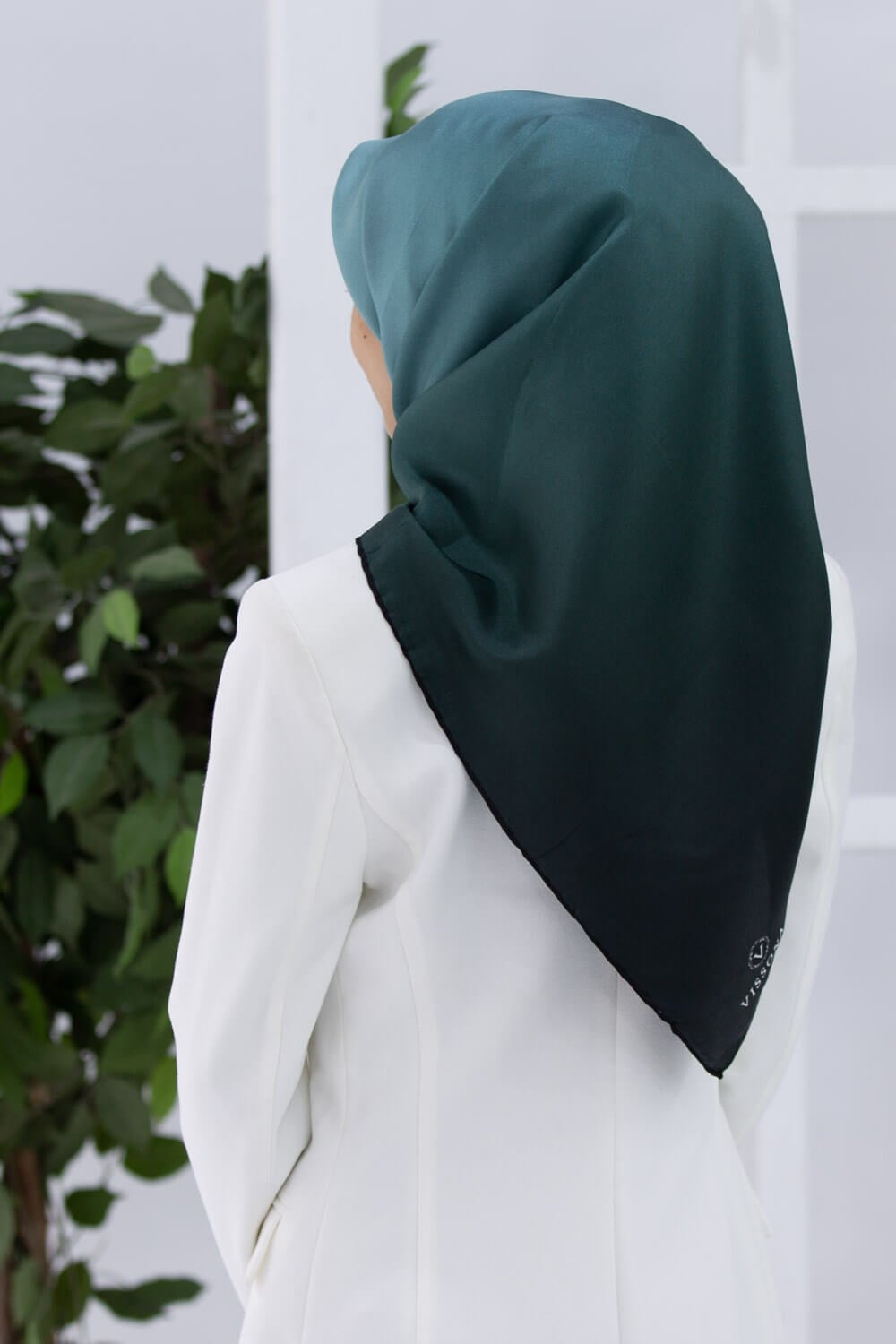 %100 Twill İpek Degrade Desenli Mint Yeşili Renkli 90x90 Eşarp Dikim Şekli : El Dikişi