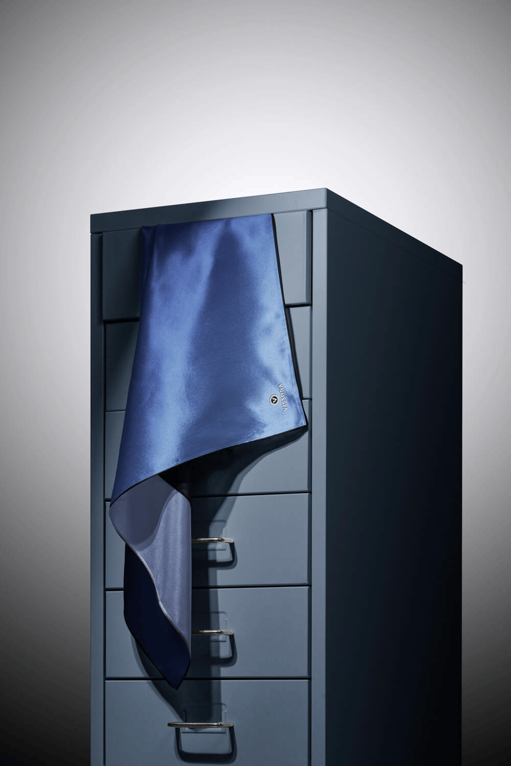 % 57 İPEK % 43 VİSKON Twill İpek Degrade Desenli Buz Mavisi Renkli 90x90 Eşarp Dikim Şekli : El Dikişi