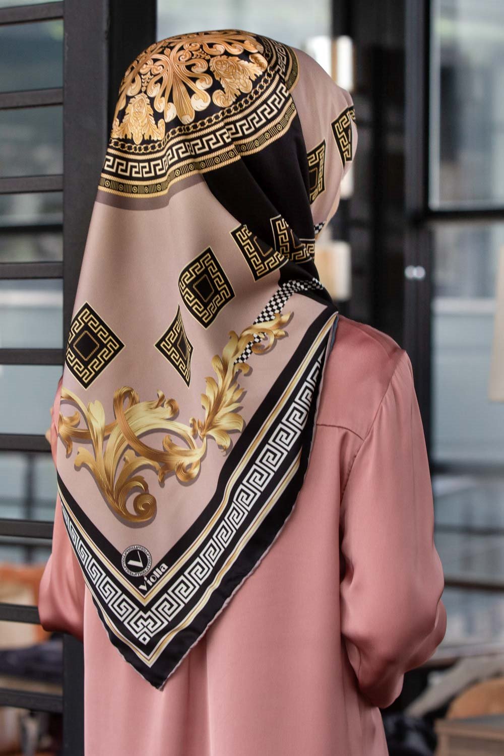 Twill Barok Desenli Bej Renkli 90x90 Eşarp (İpek İçermez) Kenar Dikiş Şekli El Dikişli