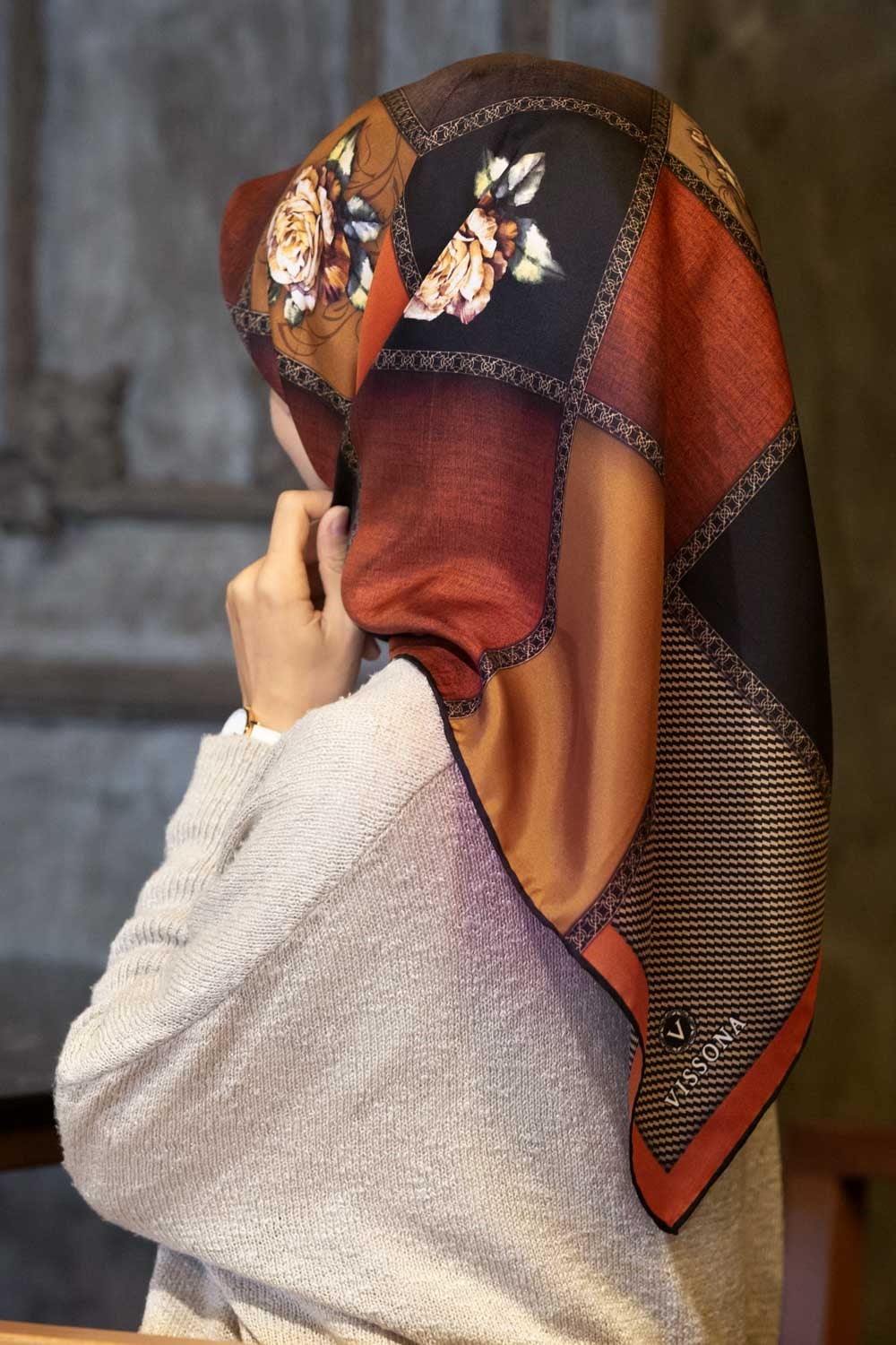 %100 Twill İpek Dokulu Çiçekli Ve Geometrik Desenli Siyah - Taba Renkli 90x90 Eşarp Dikim Şekli : El Dikişi