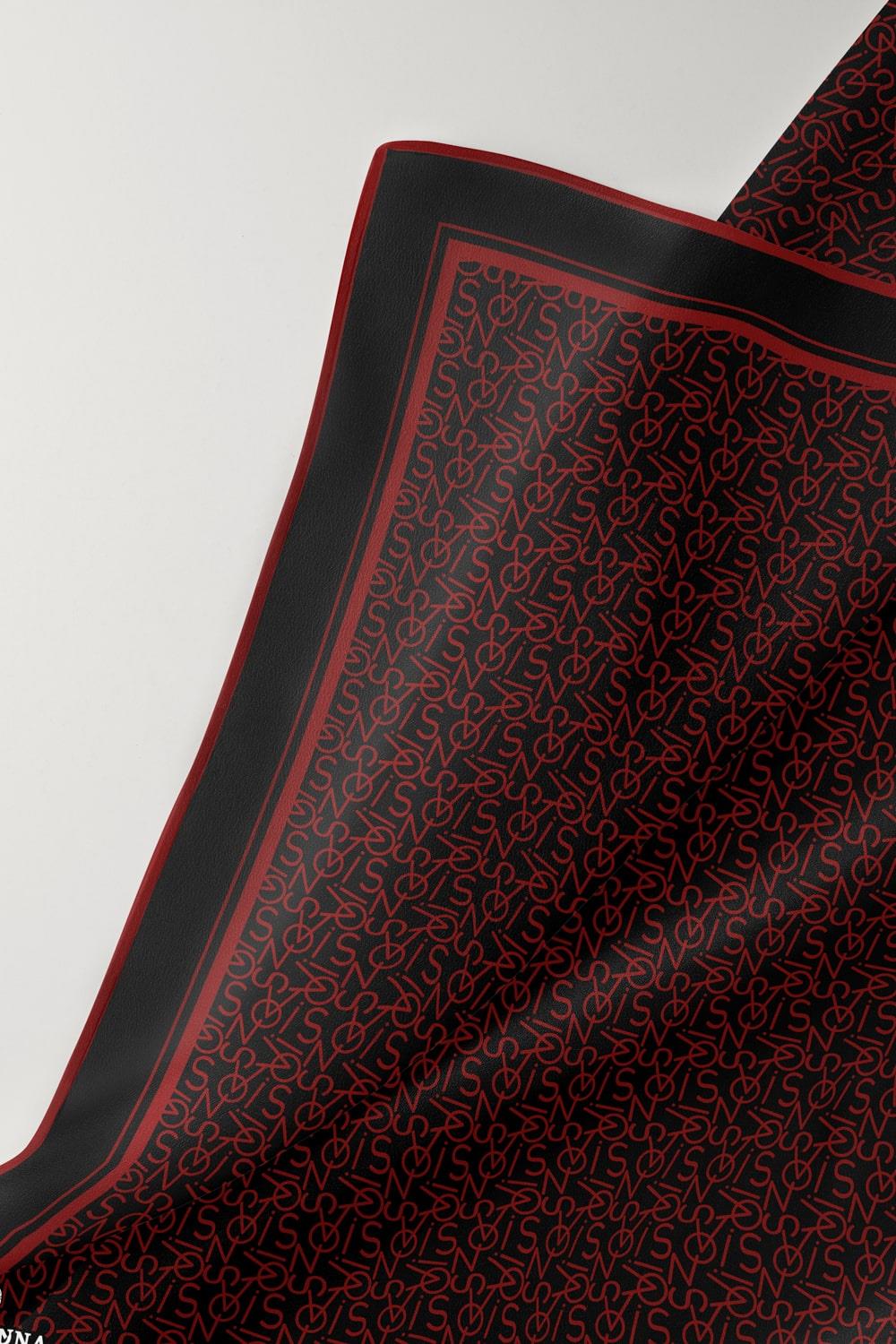 %100 Twill İpek Harf Desenli Siyah - Kırmızı Renkli 90x90 Eşarp Dikim Şekli : El Dikişi