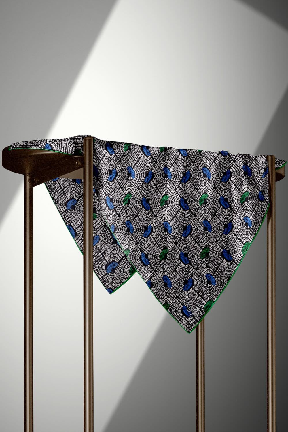 %100 Twill İpek Geometrik Desenli Saks - Zümrüt Yeşili Renkli 90x90 Eşarp Dikim Şekli : El Dikişi