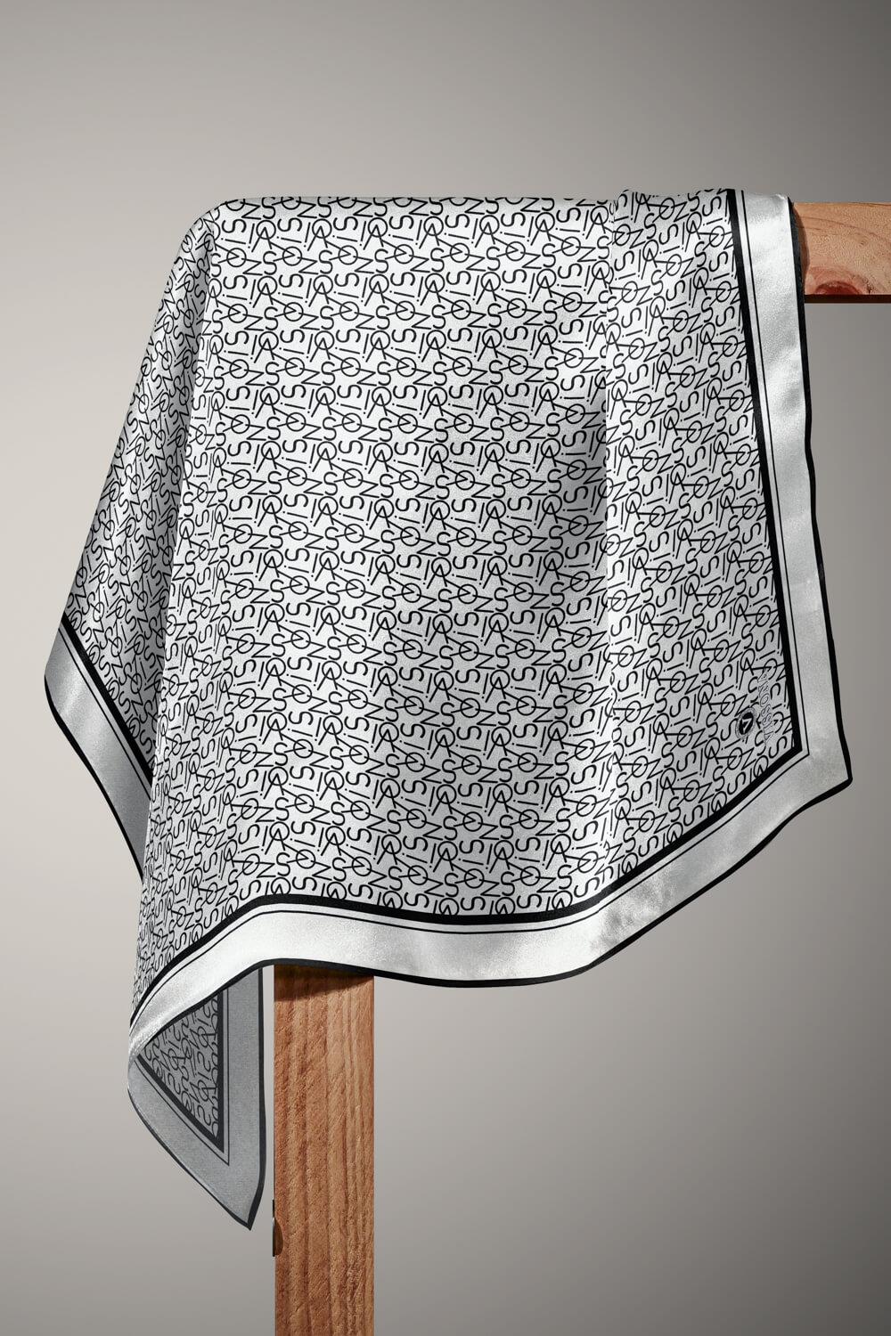 %100 Twill İpek Harf Desenli Krem - Siyah Renkli 90x90 Eşarp Dikim Şekli : El Dikişi