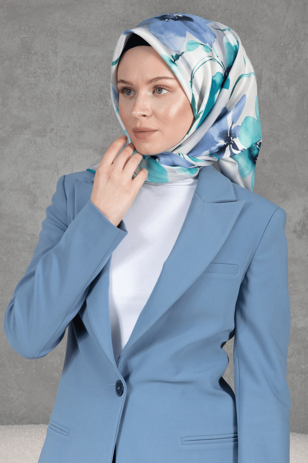 %100 Twill İpek Çiçek Desenli Gri - İndigo Renkli 90x90 Dikim Şekli : El Dikişi Eşarp