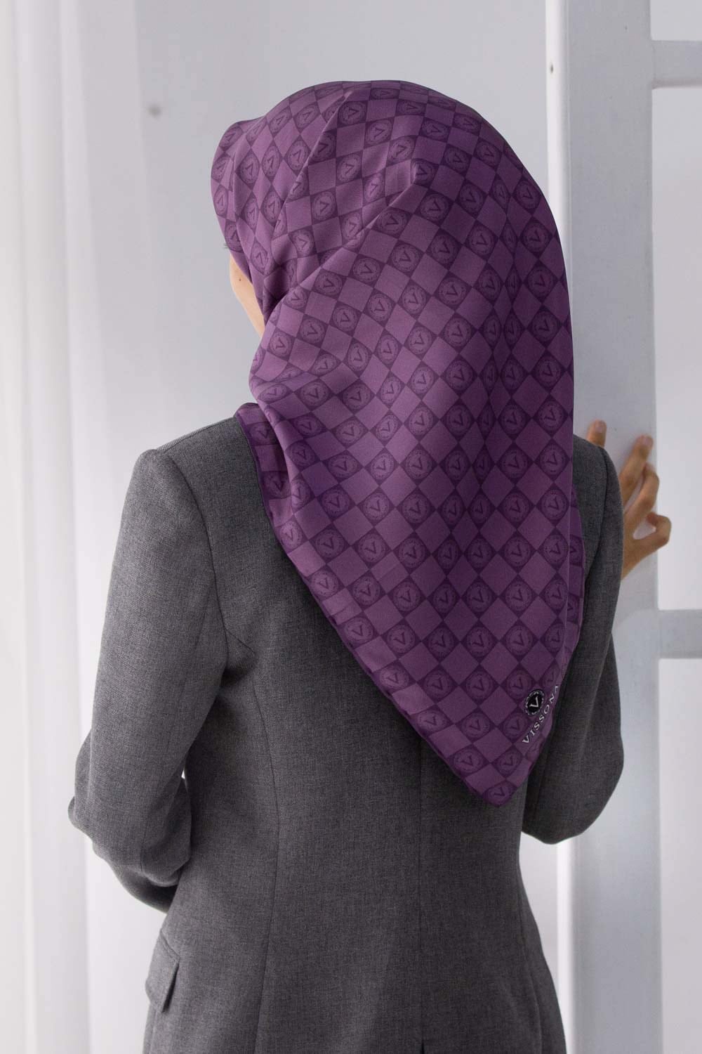 %100 Twill İpek Monogram Desenli Sirke Renkli 90x90 Eşarp Dikim Şekli : El Dikişi