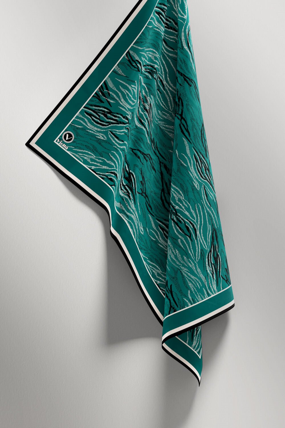 Twill Soyut Çizgi Desenli Petrol Yeşili Renkli 90x90 Eşarp (İpek İçermez) Kenar Dikiş Şekli El Dikişli