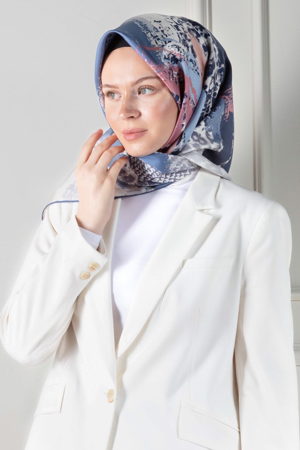 %100 Twill İpek Leopar ve Fırça Desenli İndigo Mavisi - Pudra Renkli 90x90 Eşarp Dikim Şekli : El Dikişi