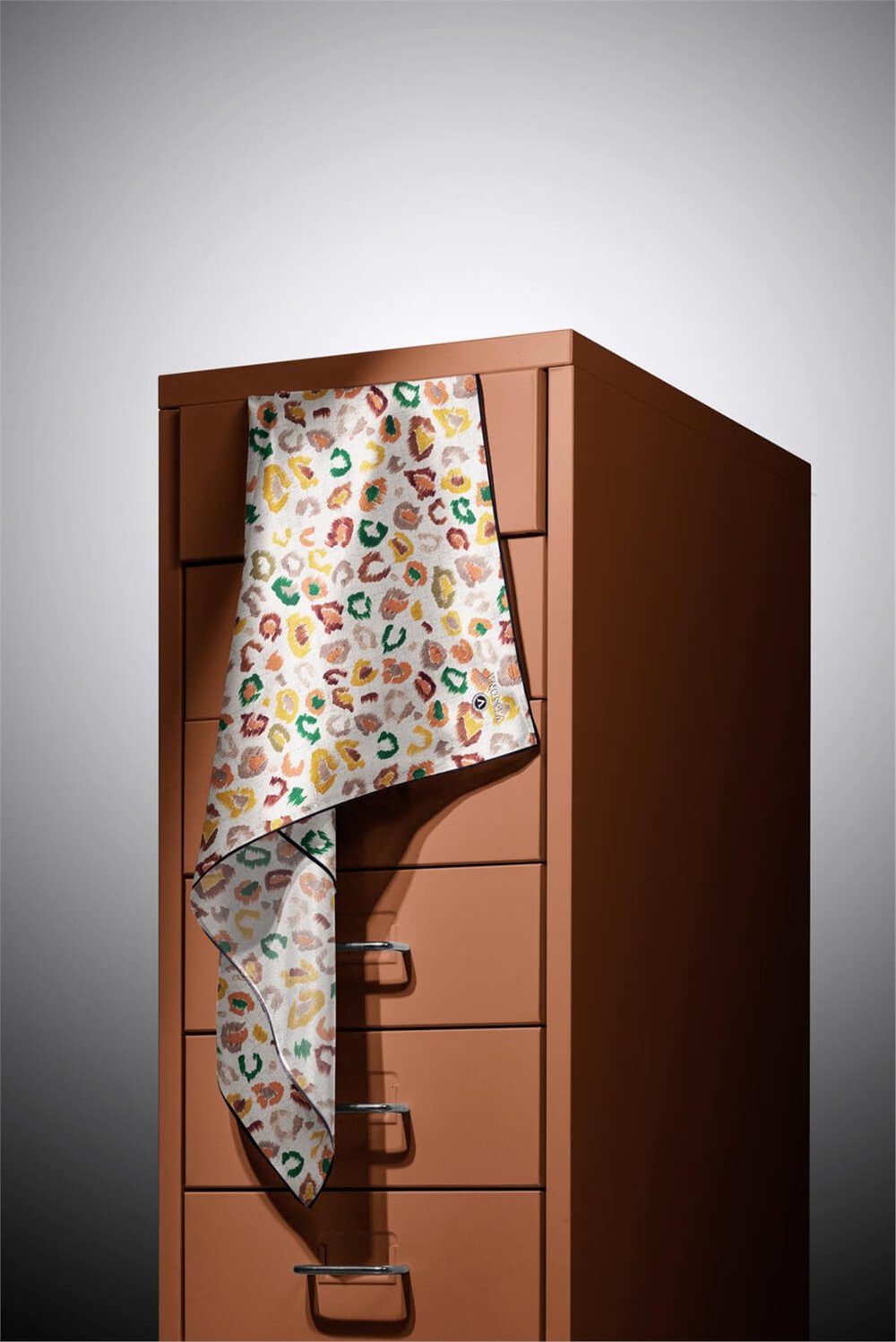 %100 Twill İpek Renkli Leopari Desenli Turuncu - Zümrüt Yeşili Renkli 90x90 Eşarp Kenar Dikiş Şekli El Dikişli