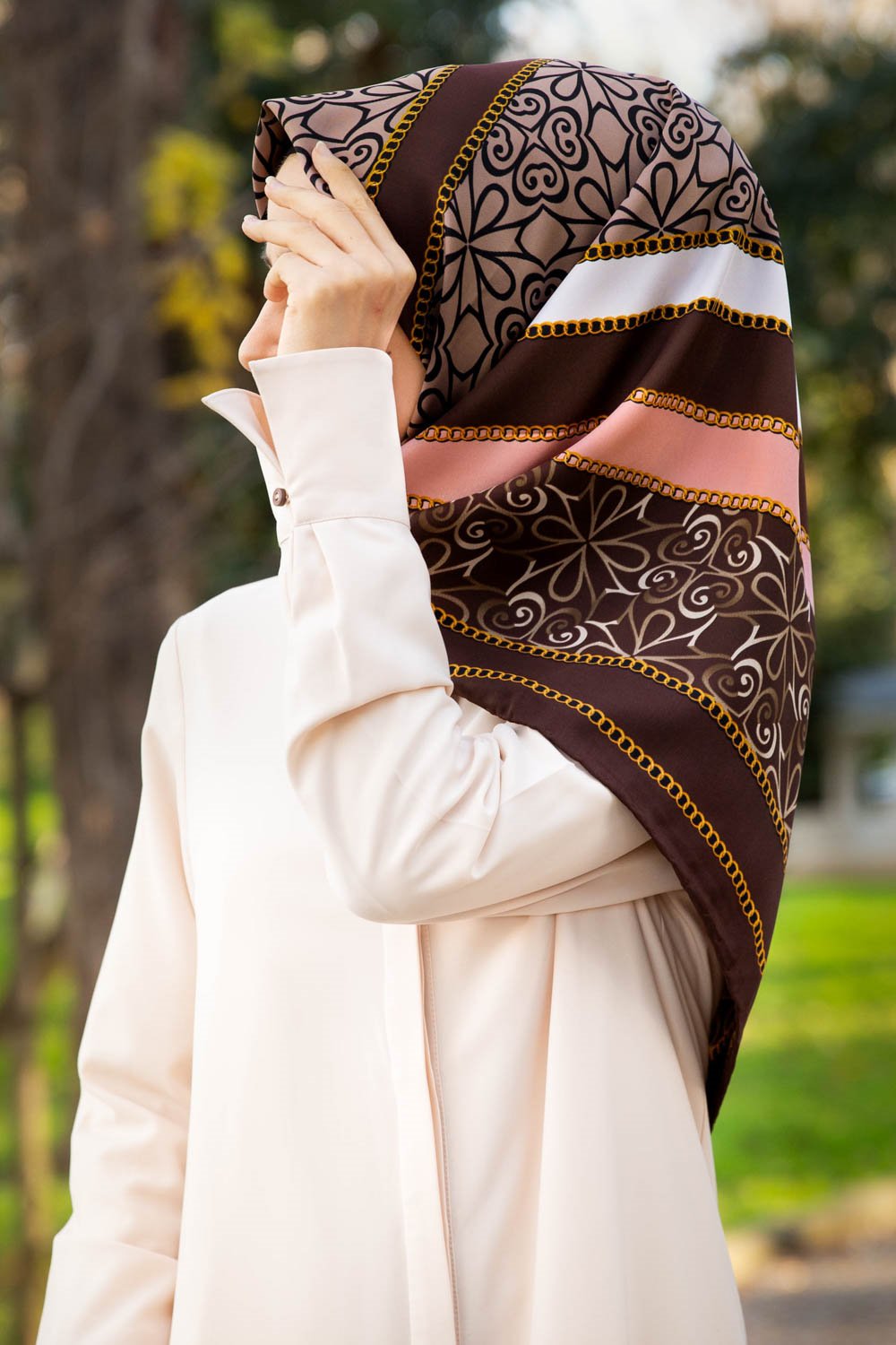 Twill Gold Detaylı ve Geometrik Desenli Kahverengi - Pudra Renkli 90x90 Eşarp (İpek İçermez) Dikim Şekli : El Dikişi