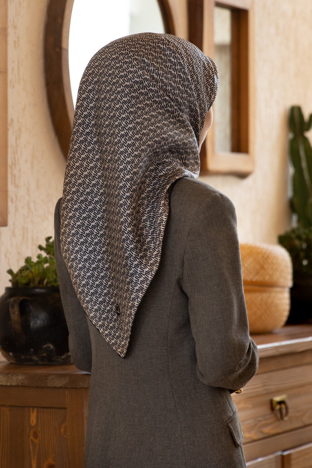 %100 Twill İpek Çizgi Desenli Krem - Siyah Renkli 90x90 Eşarp Dikim Şekli : El Dikişi