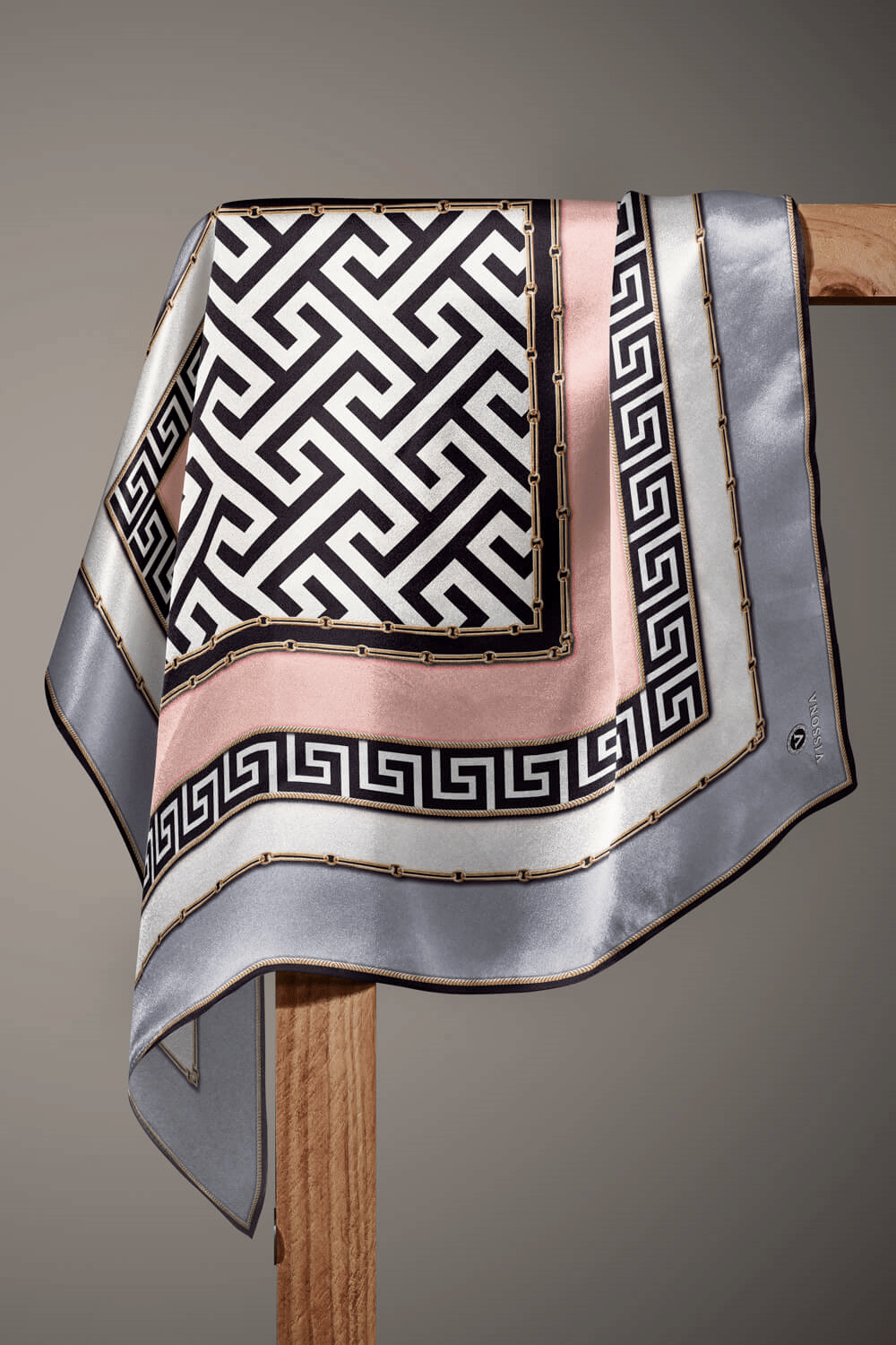 %100 Twill İpek Labirent Ve Geometrik Desenli Gri - Pudra Renkli 90x90 Eşarp Dikim Şekli : El Dikişi