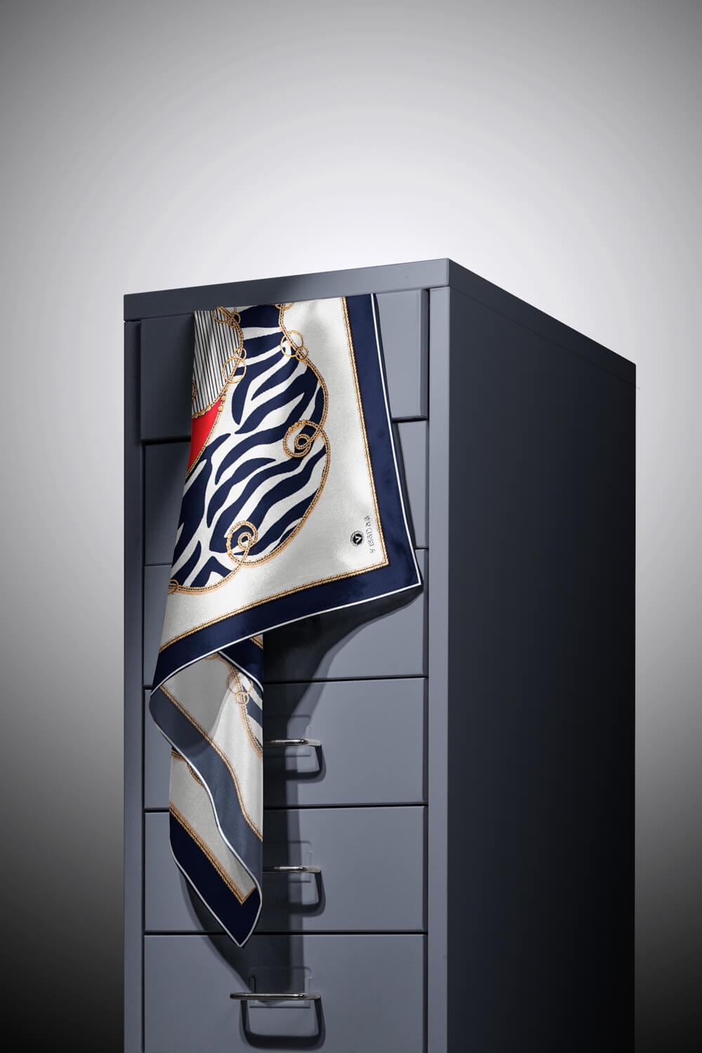 %100 Twill İpek Zincirli Ve Zebra Desenli Lacivert - Kırmızı Renkli 90x90 Eşarp Dikim Şekli : El Dikişi