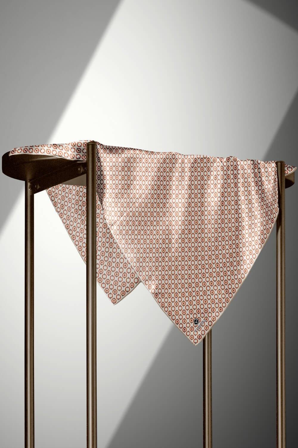 %100 Twill İpek Zincir Desenli Krem - Bakır Renkli 90x90 Eşarp Kenar Dikiş Şekli El Dikişli