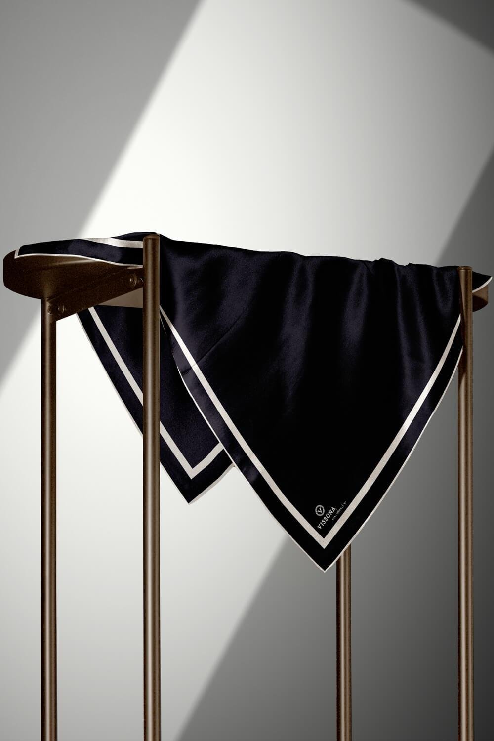 100% Twill İpek Düz Renk Bordür Desenli Siyah - Krem Renkli Daha Tok Exclusive Serisi 90x90 Dikim Şekli : El Dikişi Eşarp