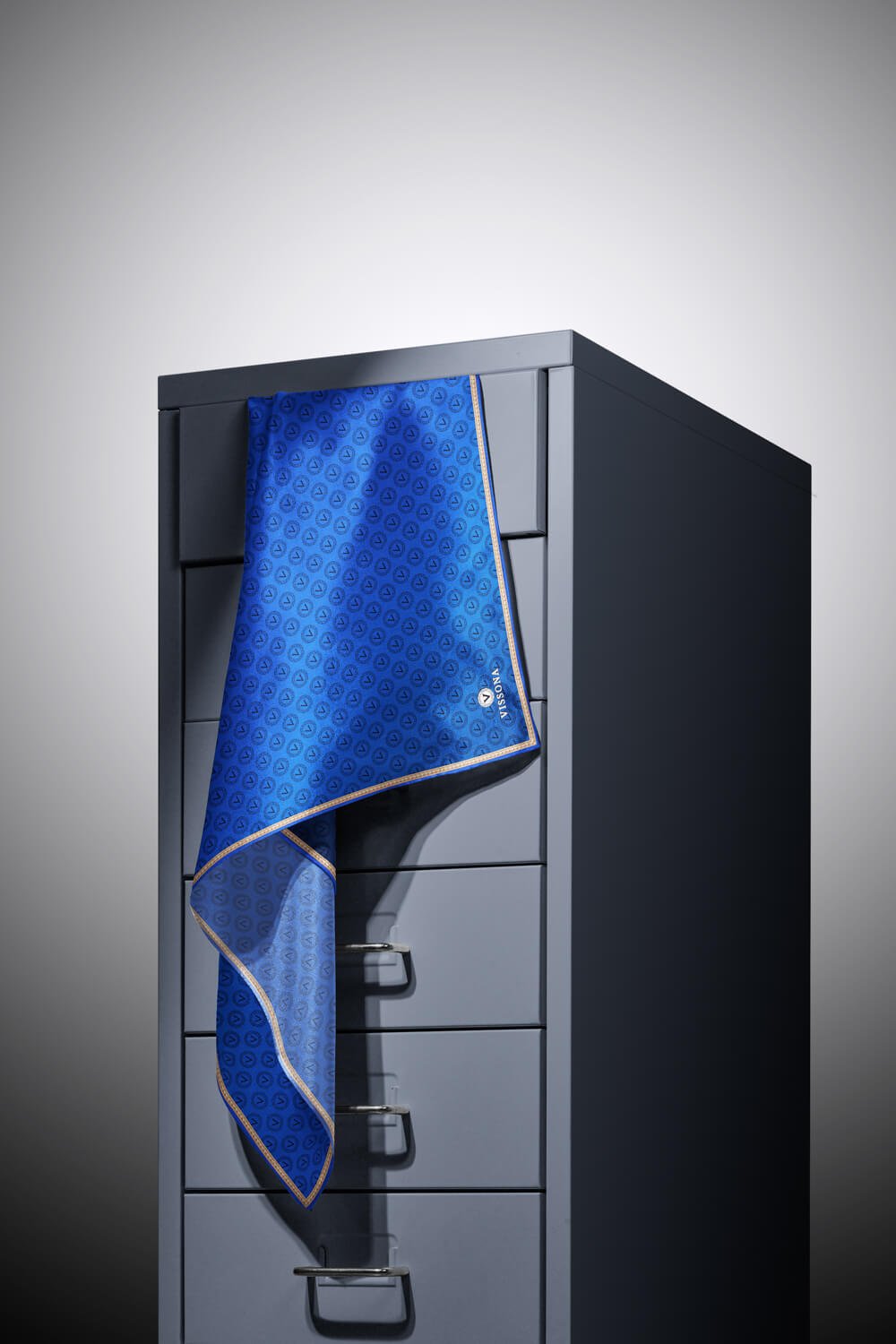 %100 Twill İpek Monogram Desenli Saks Renkli 90x90 Eşarp Dikim Şekli : El Dikişi