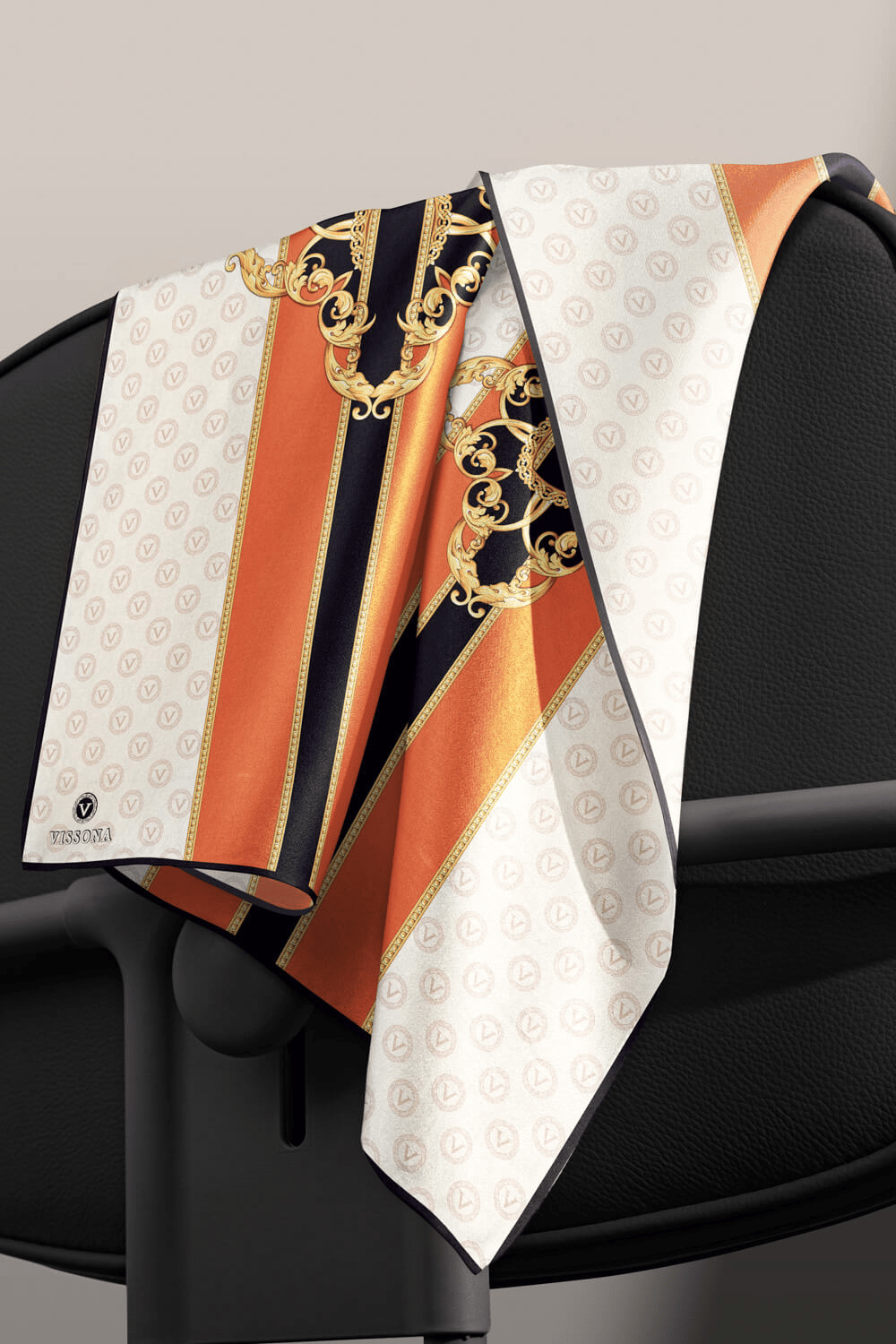 %100 Twill İpek Monogramlı Ve Barok Desenli Turuncu - Gold Renkli 90x90 Eşarp Dikim Şekli : El Dikişi