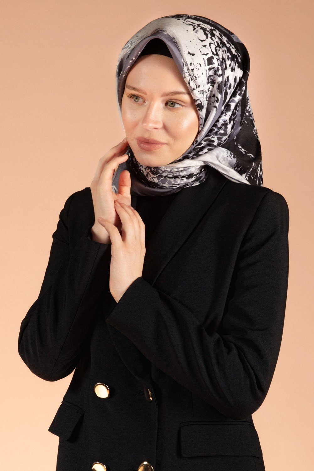 %100 Twill İpek Leopar ve Fırça Desenli Gri Renkli 90x90 Eşarp Dikim Şekli : El Dikişi