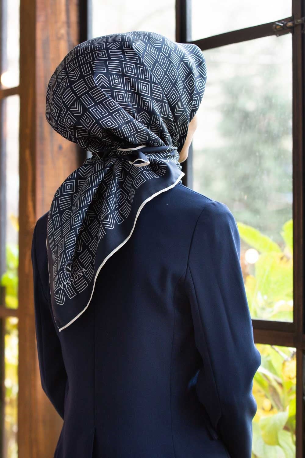 100% Twill İpek Etnik Motif Desenli Lacivert - Krem Renkli 90x90 Dikim Şekli : El Dikişi Eşarp