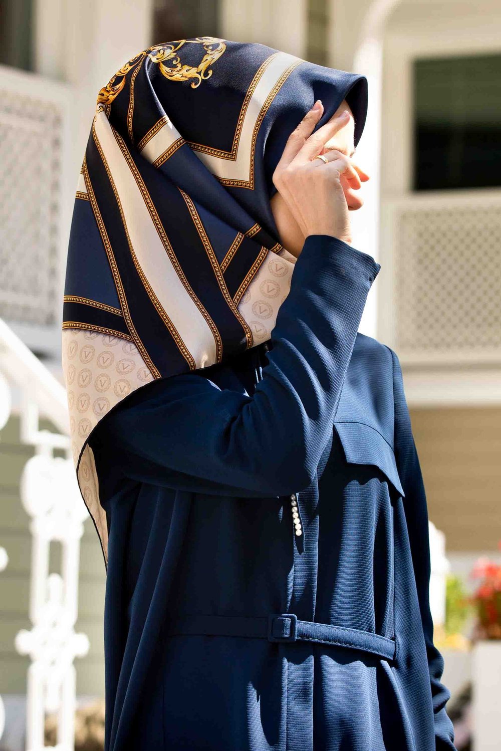 %100 Twill İpek Monogram ve Barok Desenli Lacivert - İndigo Renkli 90x90 Eşarp Dikim Şekli : El Dikişi