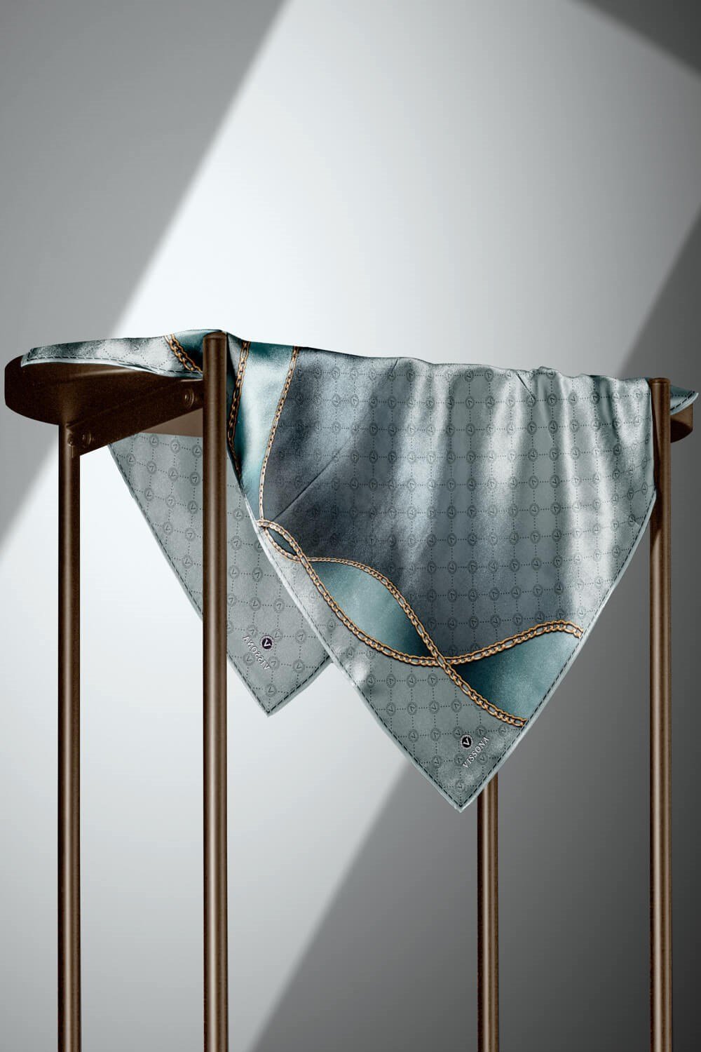 %100 Twill İpek Zincirli Ve Monogram Desenli Mint Yeşili Renkli 90x90 Eşarp Dikim Şekli : El Dikişi