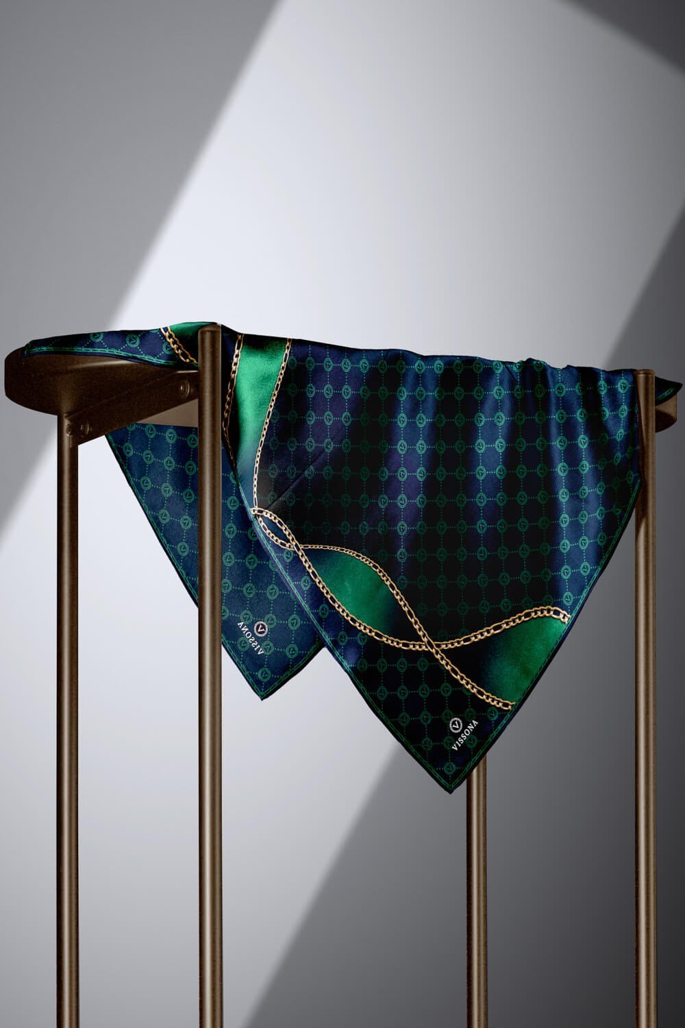 %100 Twill İpek Zincirli Ve Monogram Desenli Lacivert - Zümrüt Yeşili Renkli 90x90 Eşarp Dikim Şekli : El Dikişi