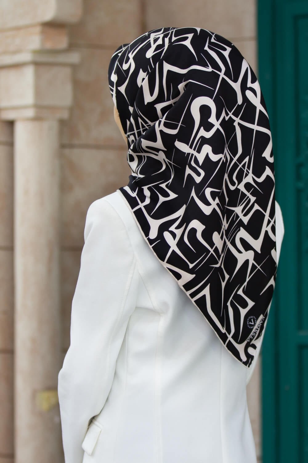 % 57 İPEK % 43 VİSKON Twill İpek Soyut Geometrik Desenli Siyah - Krem Renkli 90x90 Eşarp Dikim Şekli : El Dikişi