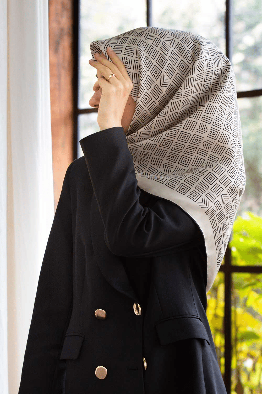 %57 İPEK %43 VİSKON Twill İpek Etnik Motif Desenli Krem - Siyah Renkli 90x90 Eşarp Dikim Şekli : El Dikişi