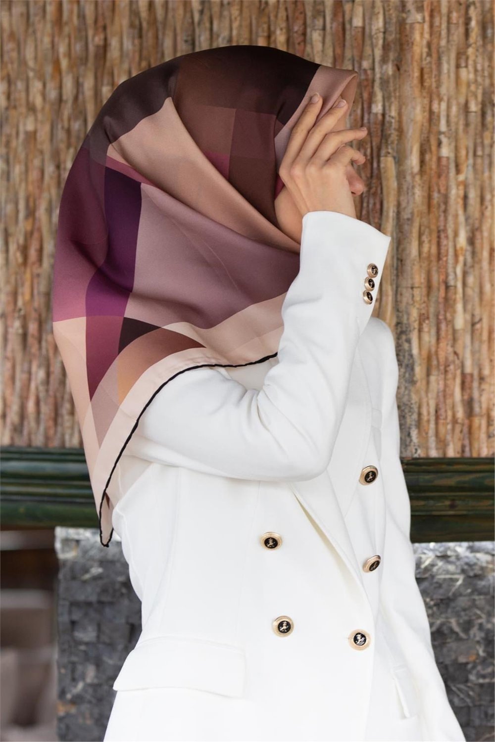 %100 Twill İpek Geometrik Desenli Bej - Gül Kurusu Renkli 90x90 Eşarp Dikim Şekli : El Dikişi