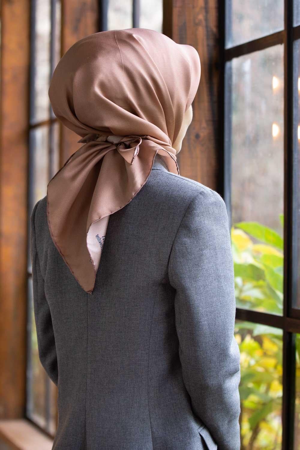 %100 Twill İpek Düz Soğan Kabuğu Renkli Daha Tok Exclusive Serisi 90x90 Eşarp Dikim Şekli : El Dikişi