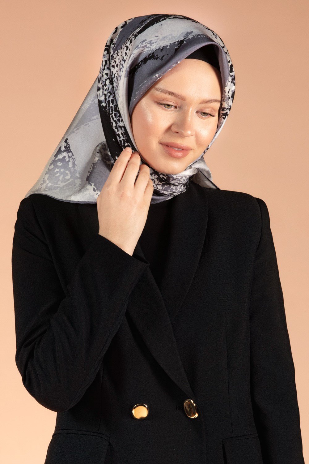 %100 Twill İpek Leopar ve Fırça Desenli Gri Renkli 90x90 Eşarp Dikim Şekli : El Dikişi