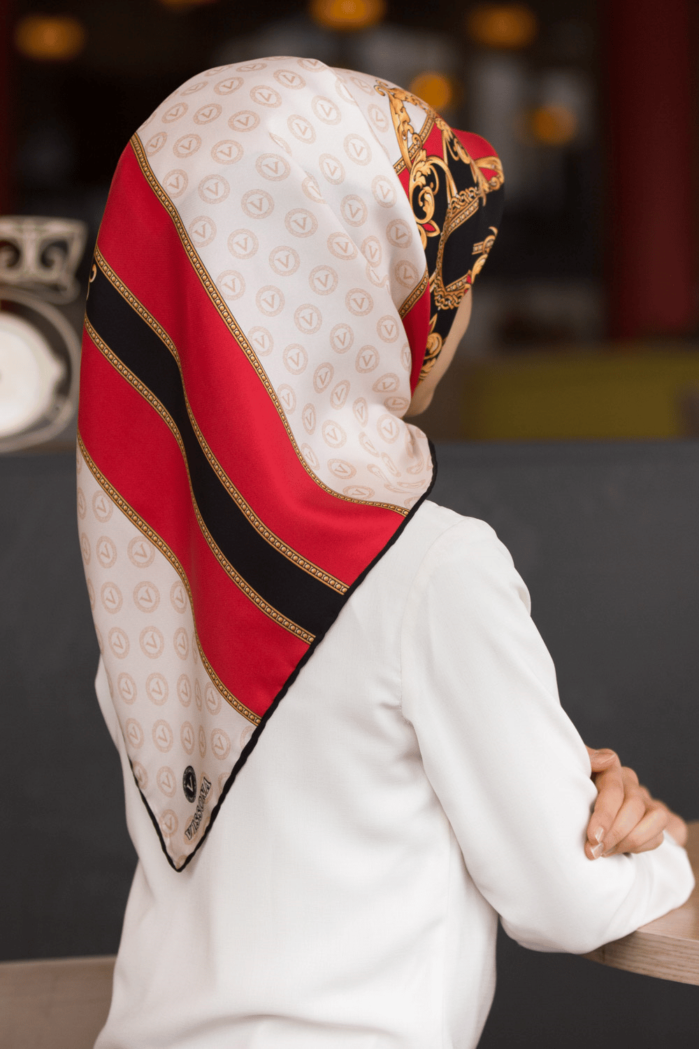 %100 Twill İpek Monogramlı Ve Barok Desenli Kırmızı - Krem Renkli 90x90 Eşarp Dikim Şekli : El Dikişi
