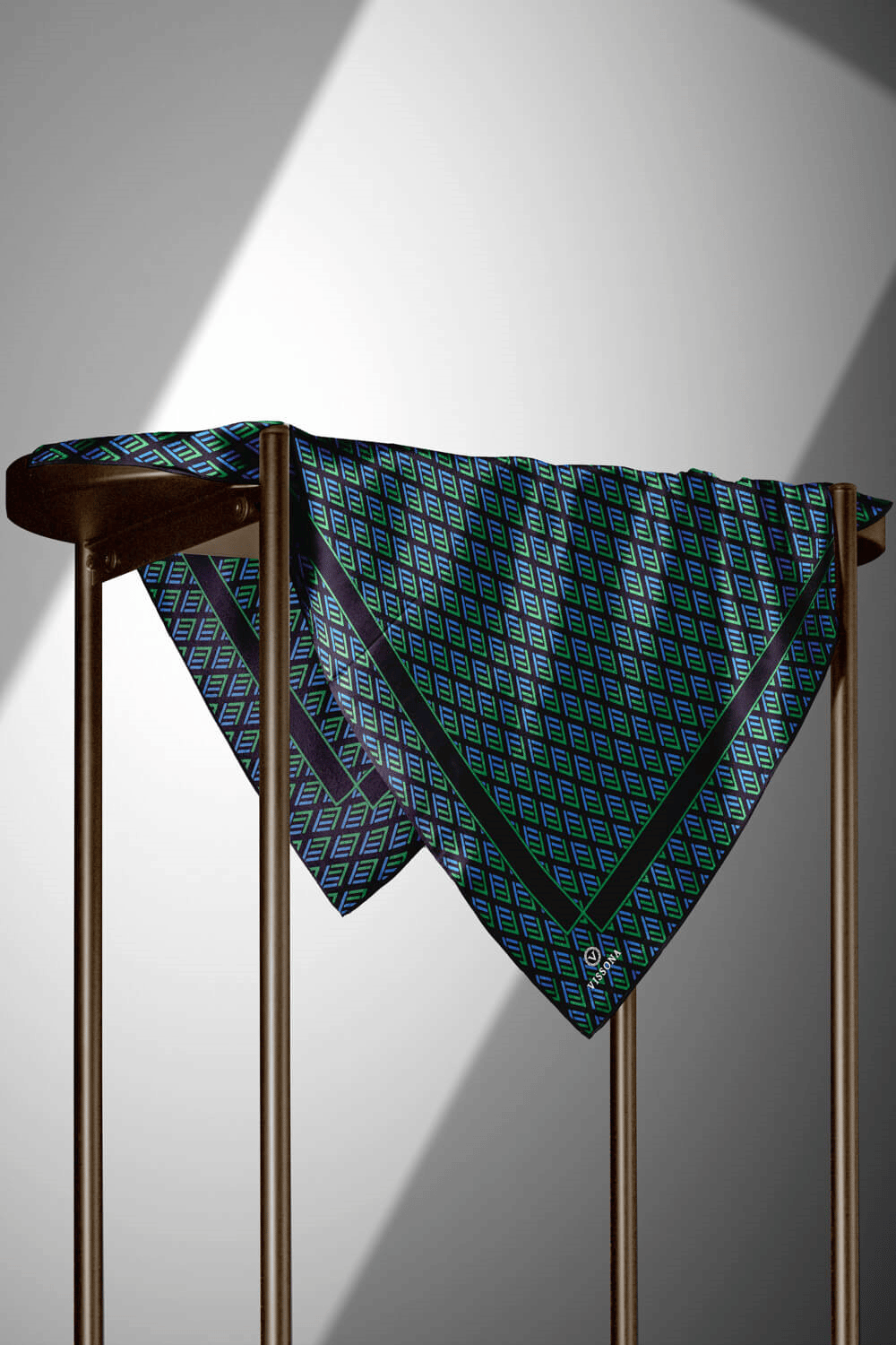 % 57 İPEK % 43 VİSKON Twill İpek Geometrik Desenli Zümrüt Yeşili - Saks Renkli 90x90 Eşarp Dikim Şekli : El Dikişi