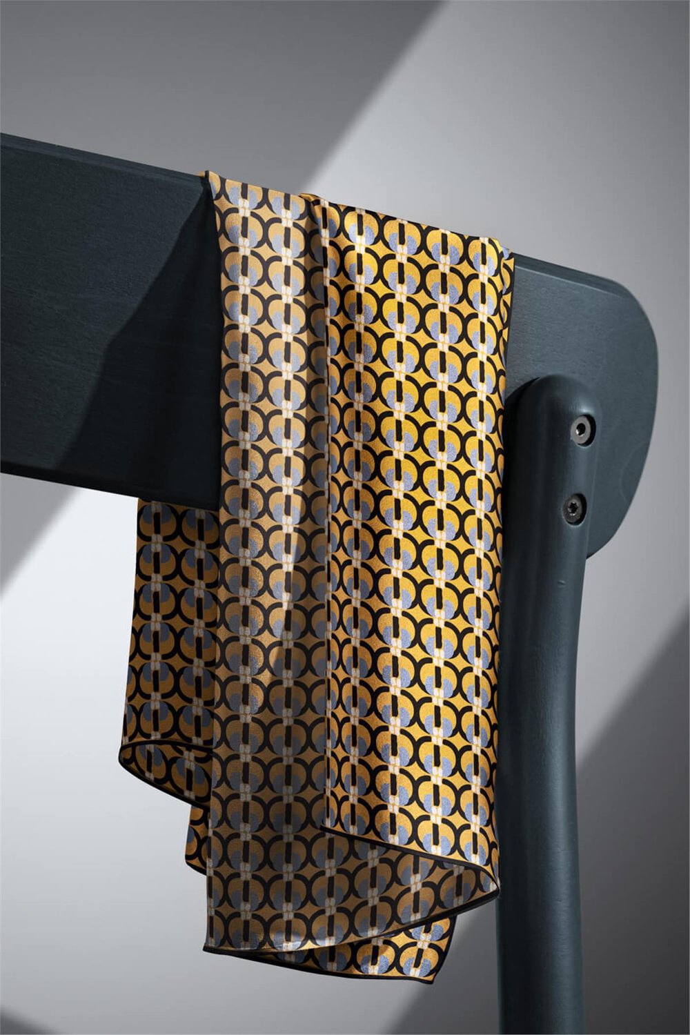 %100 Twill İpek Geometrik Desenli Gold - Siyah Renkli 90x90 Eşarp Dikim Şekli : El Dikişi