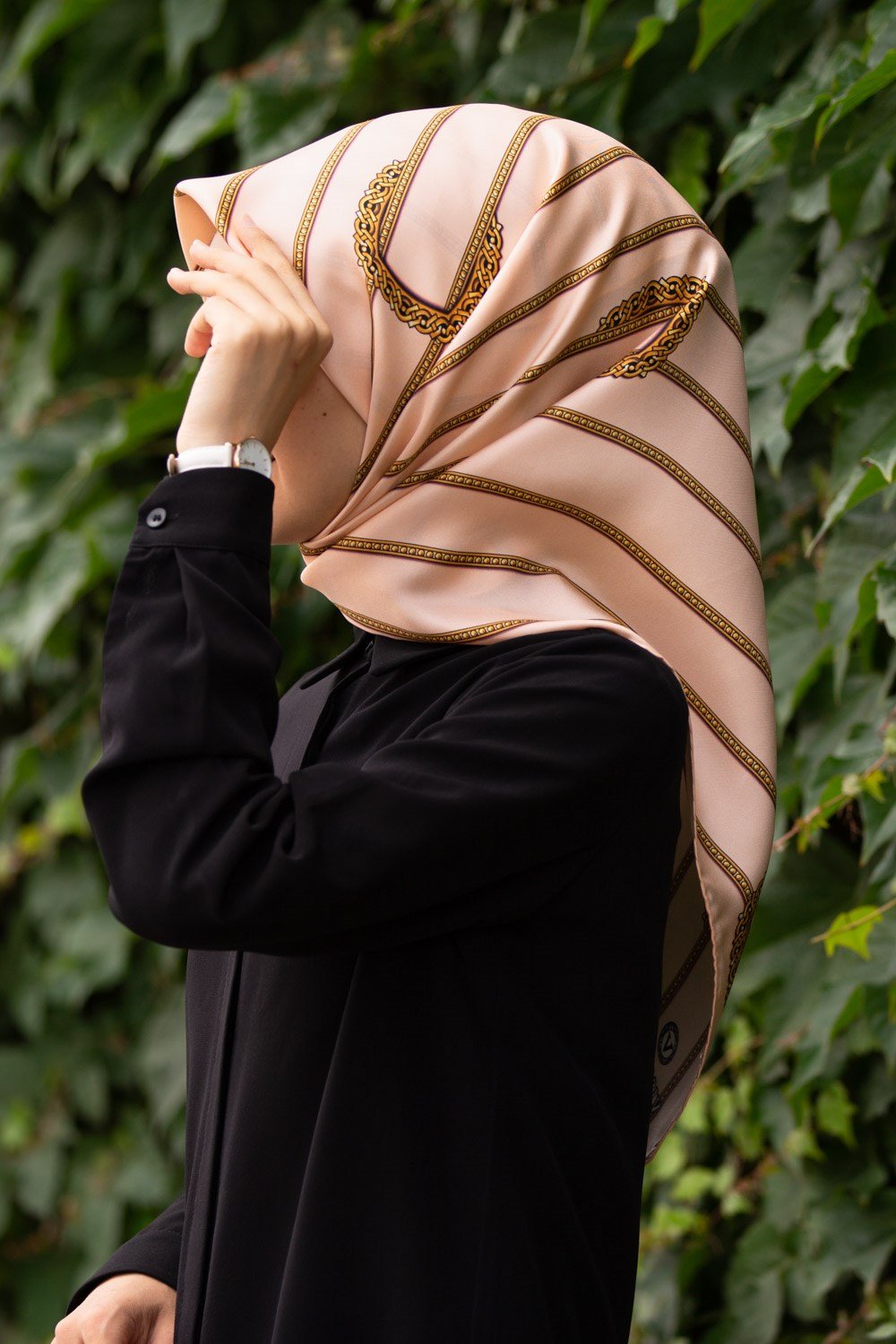 %100 Twill İpek Kemer Desenli Gold - Somon Renkli 90x90 Eşarp Dikim Şekli : El Dikişi