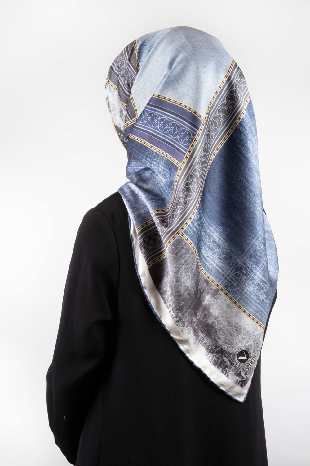 Twill Dokulu Ve Geometrik Desenli Saks Renkli 90x90 Eşarp (İpek İçermez) Dikim Şekli : El Dikişi