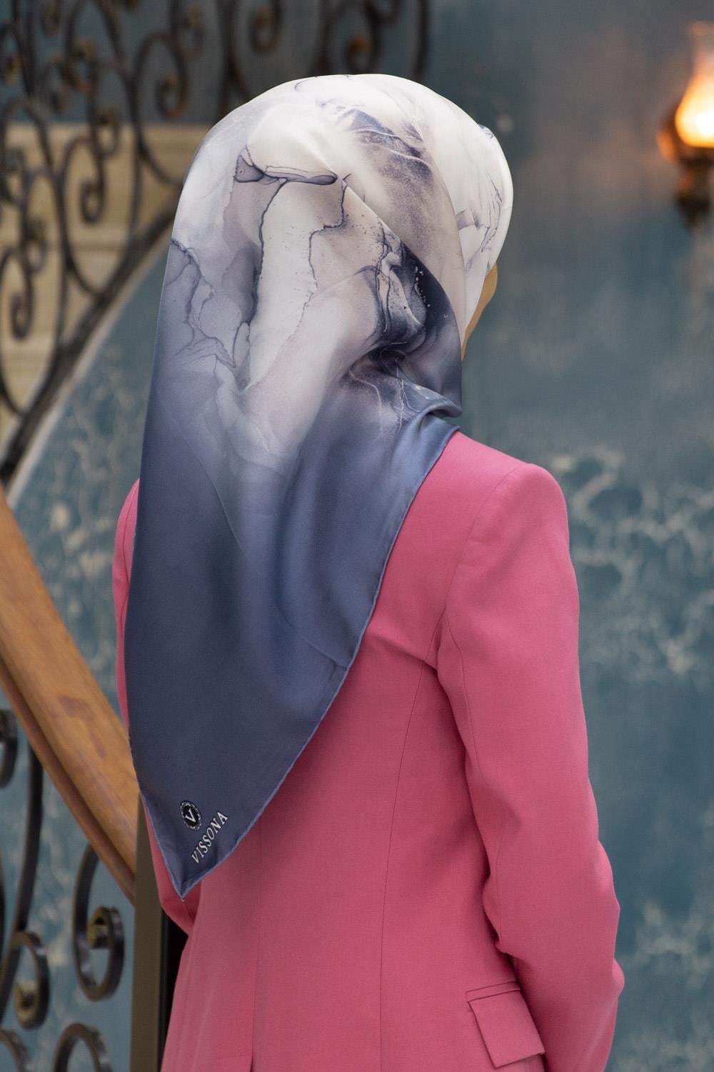 %100 Twill İpek Duman Desenli Krem - Gri Renkli Renkli 90x90 Eşarp Dikim Şekli : El Dikişi