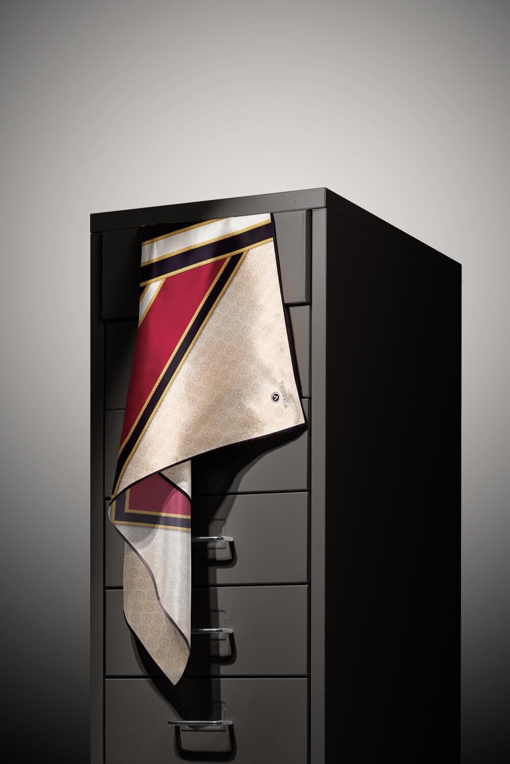 %100 Twill İpek Monogram ve Barok Desenli Bordo - Krem Renkli 90x90 Eşarp Dikim Şekli : El Dikişi