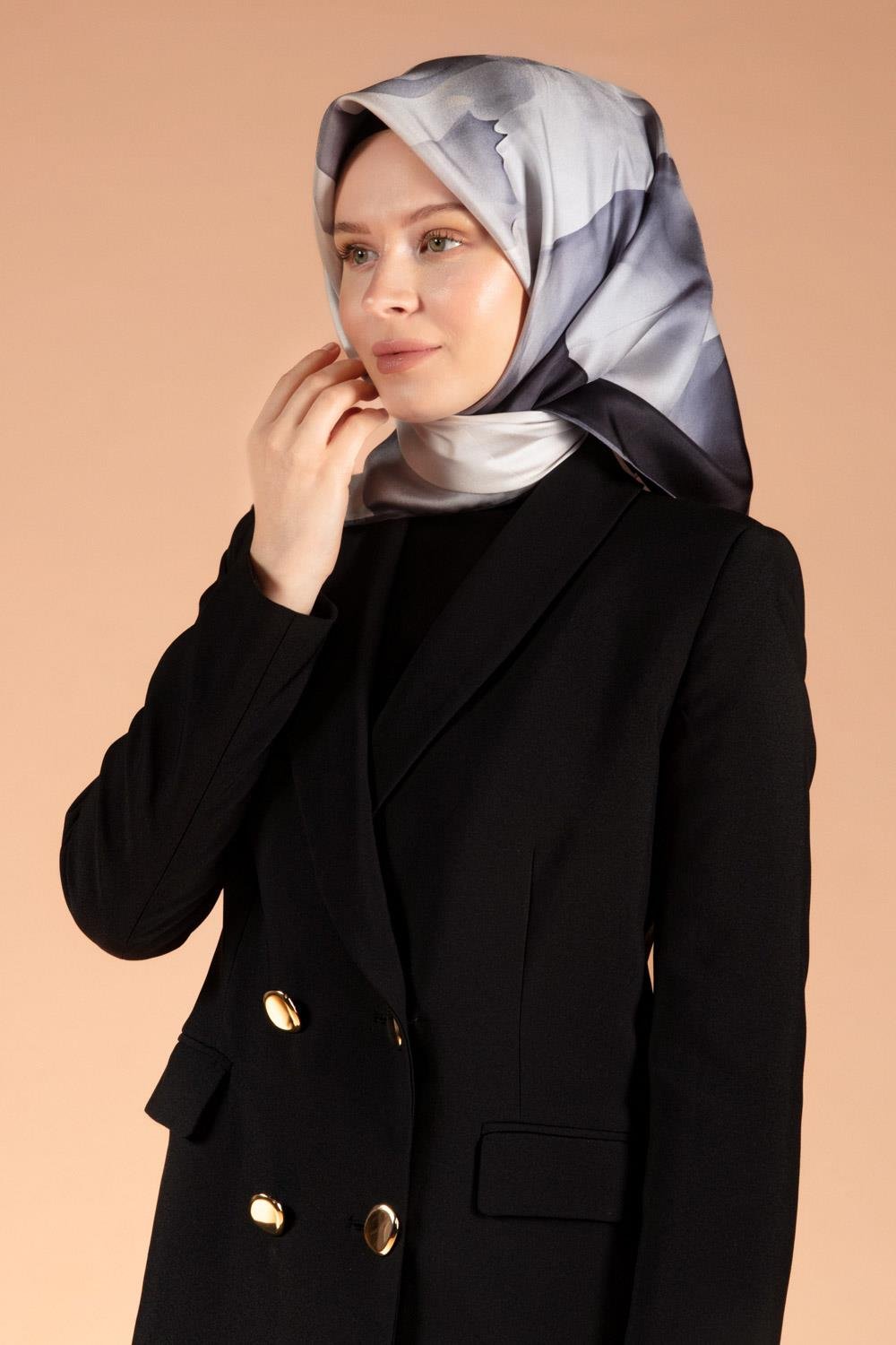 %100 Twill İpek Yaprak Desenli Gri - Siyah Renkli 90x90 Eşarp Dikim Şekli : El Dikişi