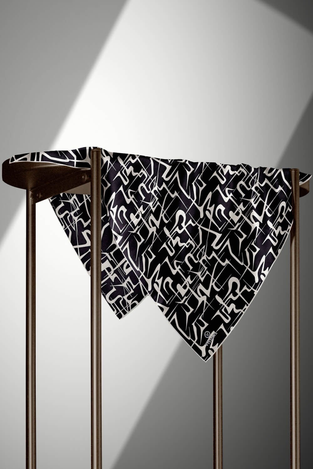 %100 Twill İpek Soyut Geometrik Desenli Siyah - Krem Renkli 90x90 Eşarp Dikim Şekli : El Dikişi
