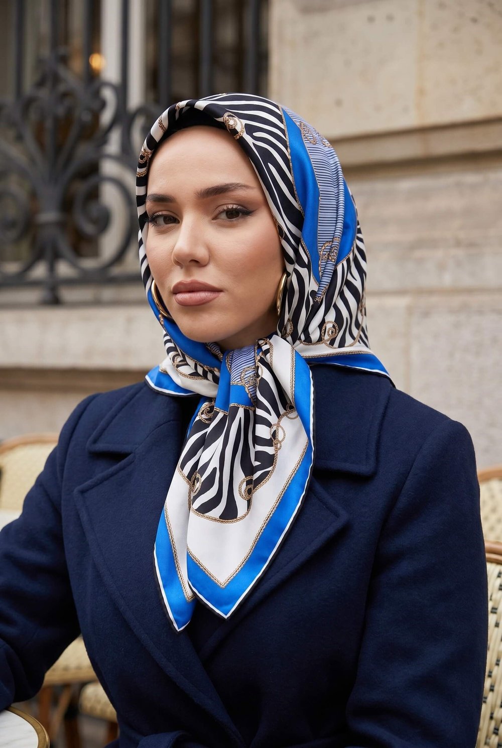 %100 Twill İpek Zincirli Ve Zebra Desenli Saks - Lacivert Renkli 90x90 Eşarp Dikim Şekli : El Dikişi