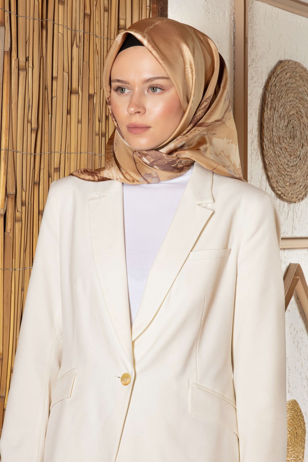 %100 Twill İpek Suluboya Çiçek Desenli Bej Renkli 90x90 Eşarp Dikim Şekli : El Dikişi