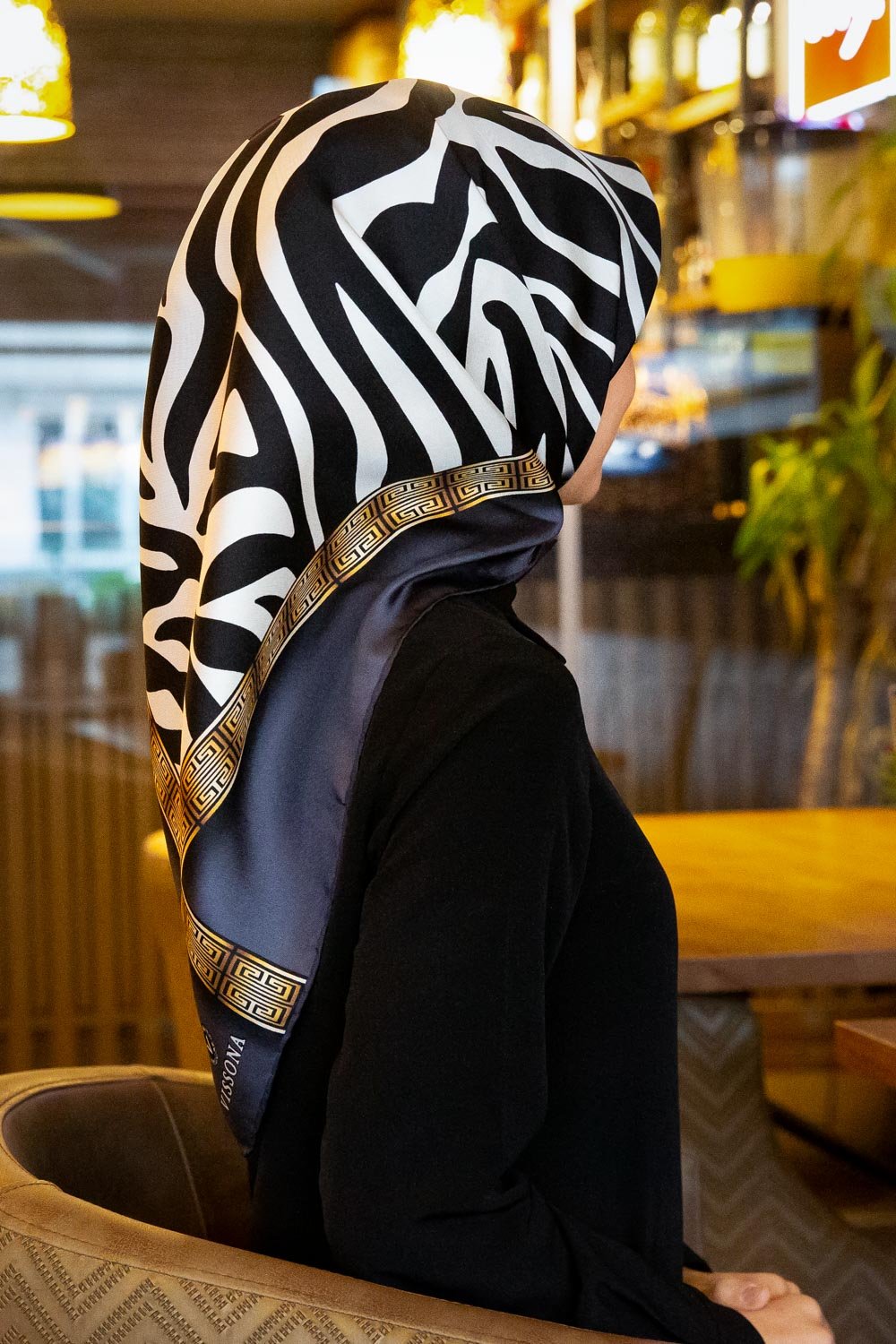 % 57 İPEK % 43 VİSKON Twill İpek Zebra Desenli Gri - Gold Renkli 90x90 Eşarp Dikim Şekli : El Dikişi