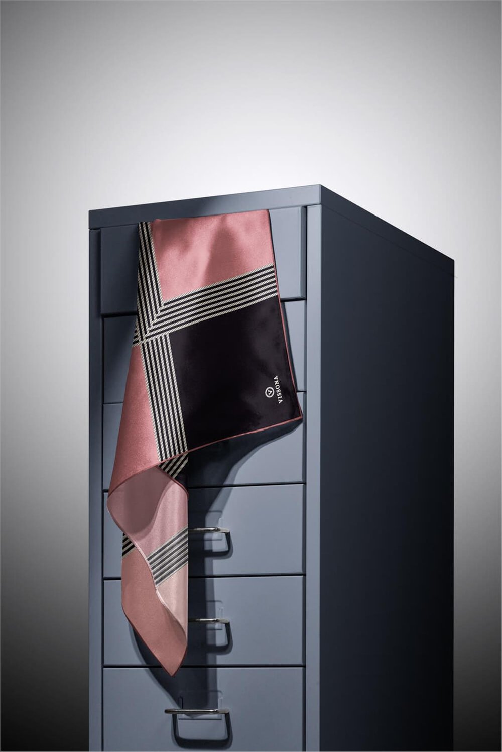 %100 Twill İpek Geometrik Desenli Pudra Renkli 90x90 Eşarp Dikim Şekli : El Dikişi